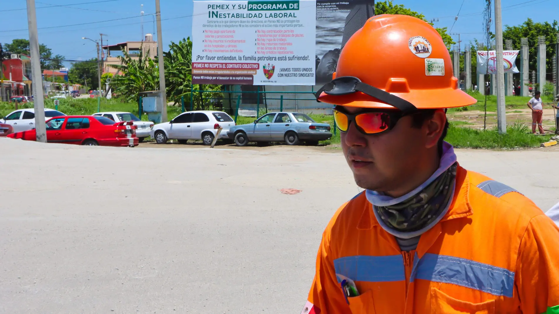 Inconconformidad de petroleros muestran las mantas afuera de la refinería de Dos Bocas. Ernesto Muñoz 